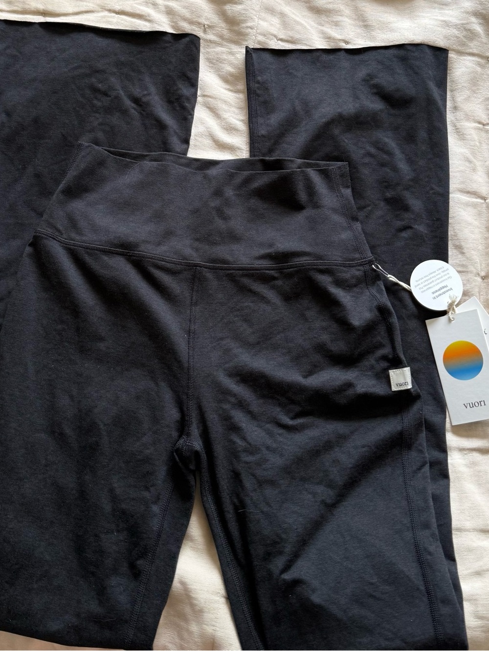 Vuori halo slim flare pants small